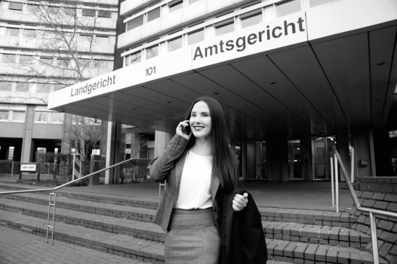 Anwalt beantwortet Fragen vor Gerichtsgebäude